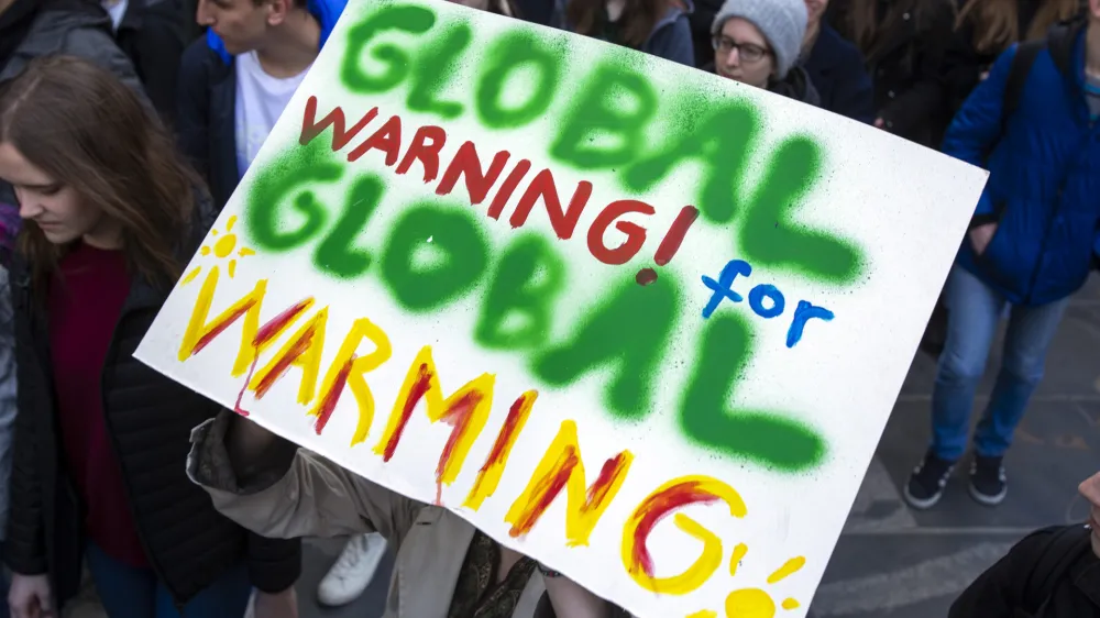 - simbolična fotografija - <br><br><br>- 15.03.2019 &ndash; Podnebni &scaron;trajk v Ljubljani - Mladi za podnebno pravičnost zahtevali odločno podnebno ukrepanje - protest za bolj&scaron;e okoljske razmere in razogljičenje Slovenije &ndash; protestni shod - podnebne spremembe - //FOTO: Matjaž Ru&scaron;t