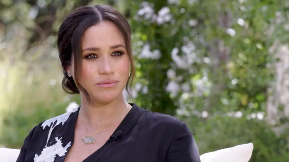 Meghan Makle posodila Armanijevo obleko<br>Armanieva svilena črno-bela obleka, ki jo je nosila Meghan Markle, vojvodinja Susse&scaron;ka med lanskim intervjujem z Oprah Winfrey, bo na ogled na razstavi Zgodovina mode v 100 predmetih v modnem muzeju Bath kot zadnji predmet zbirke. Kustosa razstave Ibrahim Kamara in Gareth Wrighton, urednika mode in fotografij britanskega dvomesečnika Dazed in najpomembnej&scaron;ega sodobnega predmeta v zbirki, pričata o pomenu naziva &raquo;Obleka leta&laquo;. Laskav naslov je verjetno tudi razlog, da jima je vojvodinja privolila v posojanje obleko, v kateri sta 21. marca 2021 z možem princem Harryjem tudi dala intervju Oprah in v katerem sta navajala razloge, zakaj sta zapustila kraljeve dolžnosti in Veliko Britanijo. Razstava prikazuje 1500 oblačil in modnih dodatkov od začetka 16. stoletja do danes, in opredeljujejo zgodovinska obdobja in so se veliko pozneje zna&scaron;li na naslovnicah.. <br>