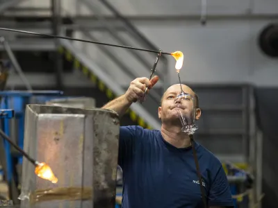 - steklopihalec -22.11.2018 - Podjetje Steklarna Roga&scaron;ka, proizvodnja steklenih izdelkov iz kristala in kristalina, Ulica Talcev 1 - Roga&scaron;ka SlatinaFOTO: Matjaž Ru&scaron;t
