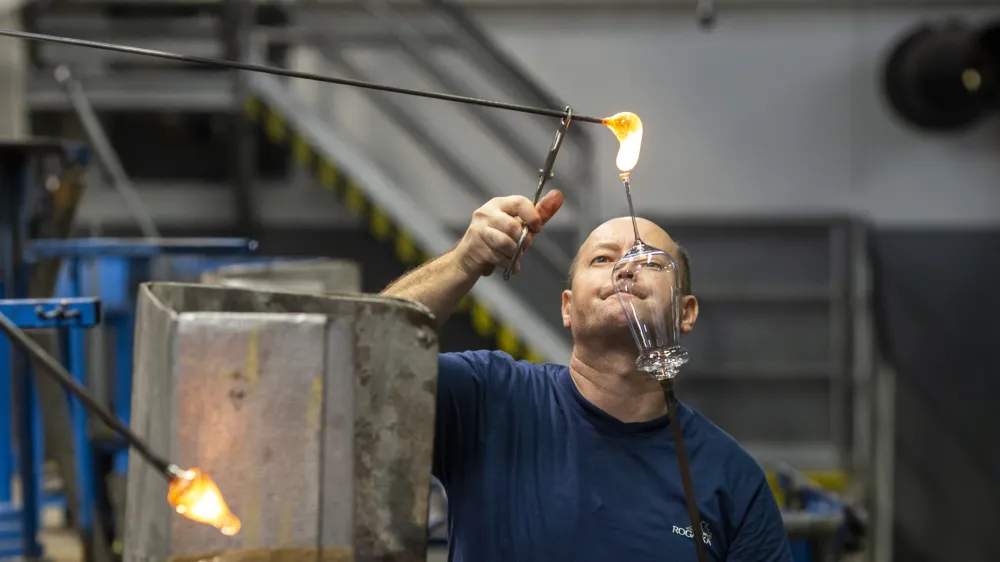 - steklopihalec -22.11.2018 - Podjetje Steklarna Roga&scaron;ka, proizvodnja steklenih izdelkov iz kristala in kristalina, Ulica Talcev 1 - Roga&scaron;ka SlatinaFOTO: Matjaž Ru&scaron;t