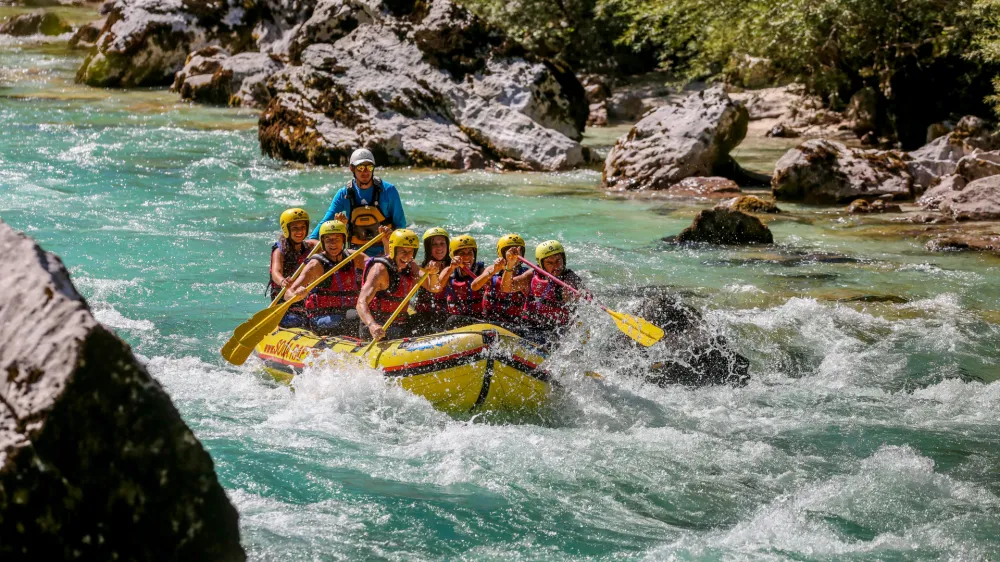 Rafting na Soči, cilj pri Trnovem ob Soči- Soča rafting Bovec -- 14.08.2016 - Posočje - Poletni Dnevnik - počitni&scaron;ka reportaža - poletno dopustovanje - turizem -     //FOTO: Bojan Velikonja
