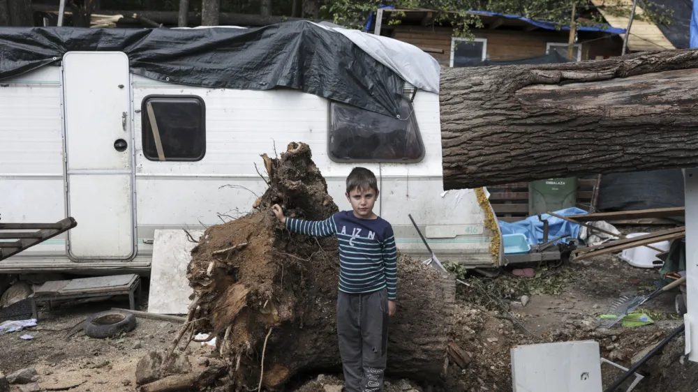 Julijsko neurje je skoraj popolnoma uničilo večino hi&scaron; v naselju. Foto: Jaka Gasar
