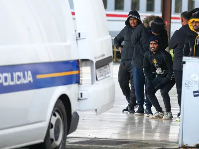 Migranti dobijo potrdilo, da se morajo v 24 urah oglasiti v zaveti&scaron;ču za azilante v Zagrebu, toda le redki se odpravijo proti hrva&scaron;ki prestolnici. Večina se jih napoti naravnost proti slovenski meji, predvsem do Rigonc v občini Brežice, ki slovijo kot glavna vstopna točka v Slovenijo. Foto: Matija Habljak/PIXSELL
