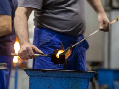 - steklopihalec -22.11.2018 - Podjetje Steklarna Roga&scaron;ka, proizvodnja steklenih izdelkov iz kristala in kristalina, Ulica Talcev 1 - Roga&scaron;ka SlatinaFOTO: Matjaž Ru&scaron;t