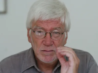 Janko Lorenci (1943), po izobrazbi pravnik, je pisatelj, publicist in novinar, komentator- bil urednik Teleksa in dolgoletni urednik Sobotne priloge Dela. - avtor dveh knjig intervjujev (z Jožetom Pučnikom in Dimitrijem Ruplom), - leposlovni knjižni prvenec, zbirko zgodb Savna in druge zgodbe, pa je objavil leta 2003. - Potovanje k Leonardi je Lorencijev romaneskni prvenec, //FOTO: Bojan Velikonja  OPOMBA: ZA OBJAVO V ČASOPISU DNEVNIK