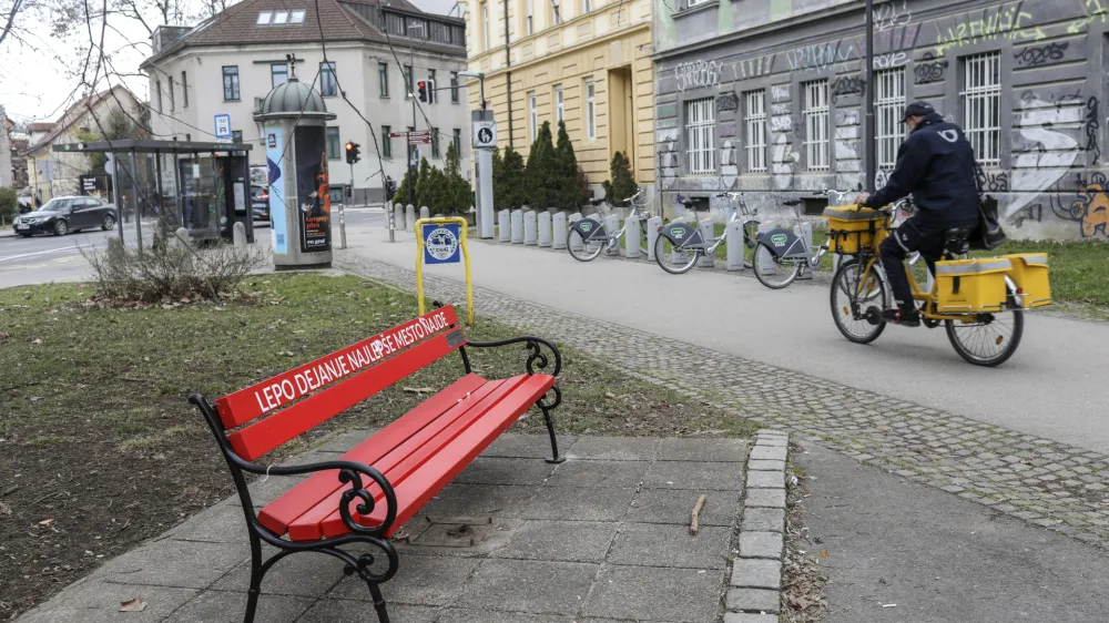 - 27.02.2023 - Vidovdanska cesta v Ljubljani - rdeča klopca solidarnosti pri igri&scaron;ču pred hotelom Park - projekt &raquo;Ljubljana, mesto solidarnosti&laquo; pod sloganom &raquo;Lepo dejanje najlep&scaron;e mesto najde&laquo; <br><br>//FOTO: Jaka Gasar