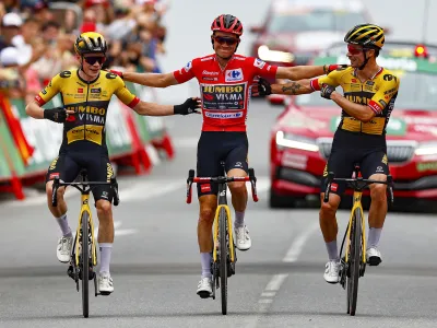 Najbolj&scaron;i trije kolesarji Vuelte in zmagovalci leto&scaron;njih tritedenskih dirk (z leve): Jonas Vingegaard, Sepp Kuss in Primož Roglič Foto: SprintCyclingAgency/ASO