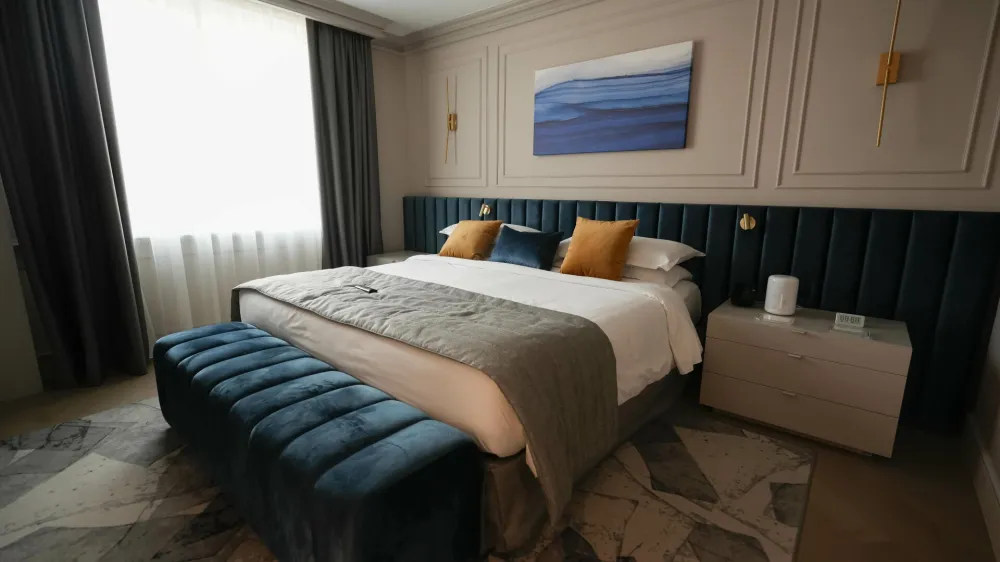  Pod prenovo predsedni&scaron;kega apartmaja zagreb&scaron;kega hotela Sheraton se je podpisalo slovensko podjetje Stilles. F Xiaomi