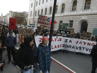 - 07.04.2023 - Protestni shod iniciative Glas ljudstva na Svetovni dan zdravja - Pohod za javno zdravstvo z Javno tribuno &ndash;zahtevali interventni zakon, v katerem predlagajo re&scaron;itve za krepitev javnega zdravstva - paket dveh zakonskih sprememb, ukinitev dopolnilnega zdravstvenega zavarovanja in predlog za pravičnej&scaron;i davek - protest //FOTO: Luka Cjuha