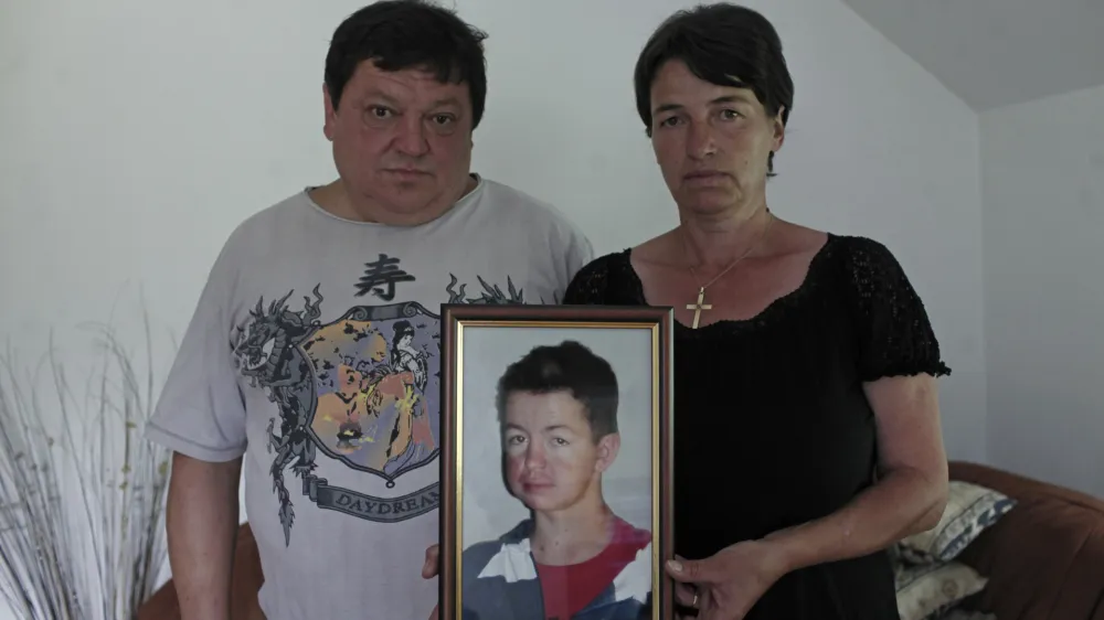 Damijan Ojster&scaron;ek in Ur&scaron;ka Trotov&scaron;ek s fotografijo pokojnega sina.