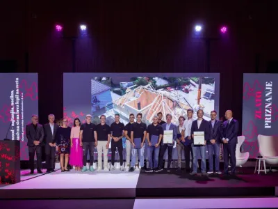 Med prejemniki zlatega nacionalnega priznanja za inovacijo je tudi podjetje iQwood, ki je nagrado prejelo za razvoj najtanj&scaron;e nosilne, lesene masivne stene brez lepil na svetu. (Foto: GZS)