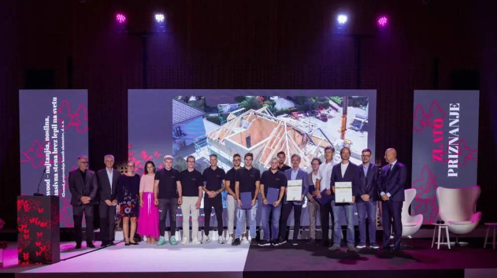 Med prejemniki zlatega nacionalnega priznanja za inovacijo je tudi podjetje iQwood, ki je nagrado prejelo za razvoj najtanj&scaron;e nosilne, lesene masivne stene brez lepil na svetu. (Foto: GZS)
