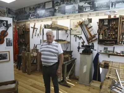 Upokojeni mizar in učitelj na srednji &scaron;oli za lesarstvo v &Scaron;kofji Loki Andrej Kregar. Foto: Luka Cjuha