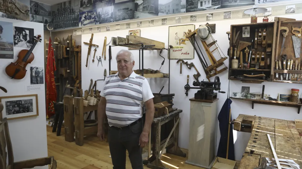 Upokojeni mizar in učitelj na srednji &scaron;oli za lesarstvo v &Scaron;kofji Loki Andrej Kregar. Foto: Luka Cjuha