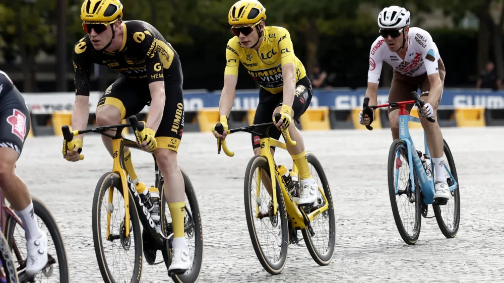 Cycling - Tour de France - Stage 21 - Saint-Quentin-En-Yvelines to Paris Champs-Elysees - France - July 23, 2023 Team Jumbo&ndash;Visma's Jonas Vingegaard and Team Jumbo&ndash;Visma's Nathan Van Hooydonck in action with riders during stage 21 REUTERS/Benoit Tessier