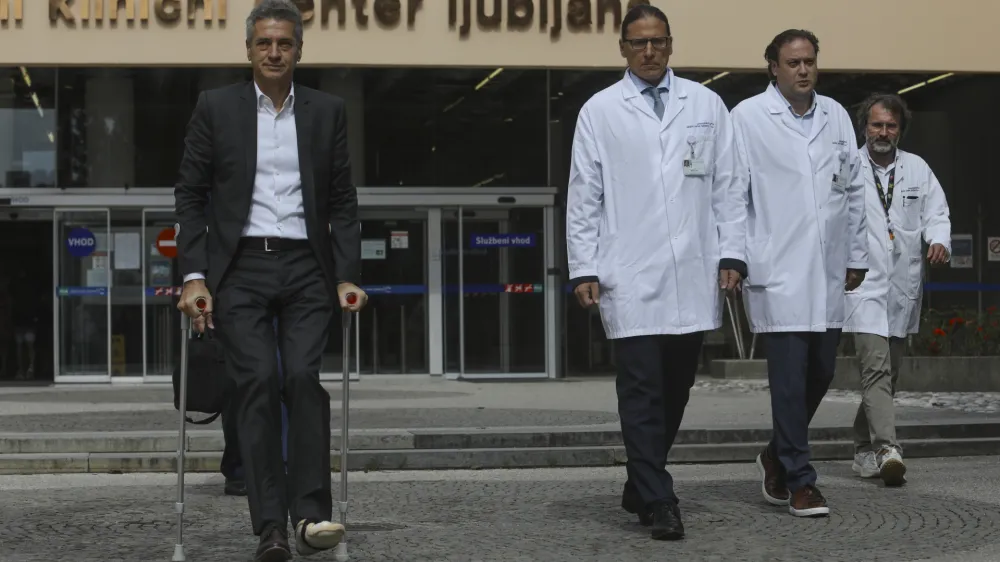 predsednik vlade in minister za zdravje Robert Golob,generalni direktor UKC Marko Jug,strokovni direktor pediatrične klinike Marko Pokornotro&scaron;ki srčni kirurg Janez Vodi&scaron;kar, vodja Centra za obravnavo bolnikov s prirojenimi srčnimi napakami v UKC- 20.09.2023 - Pediatrična klinika UKC Ljubljana - obisk predsednika vlade Roberta Goloba, ki opravlja funkcijo ministra za zdravje, //FOTO: Luka Cjuha