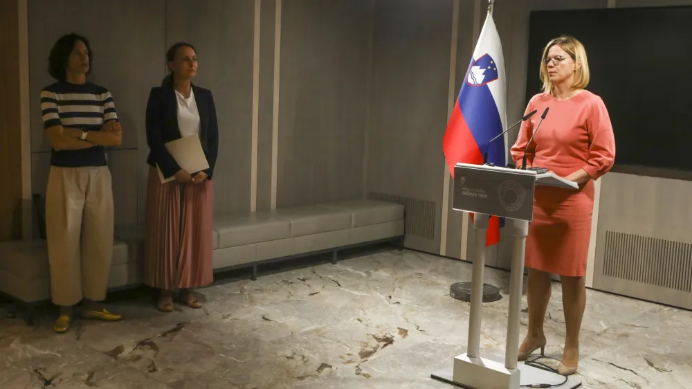 Ministrica za javno upravo Sanja Ajanović Hovnik je v začetku julija potrdila sprejem dogovora v vladi, ki pa &scaron;e zdaj ni podpisan.&nbsp;