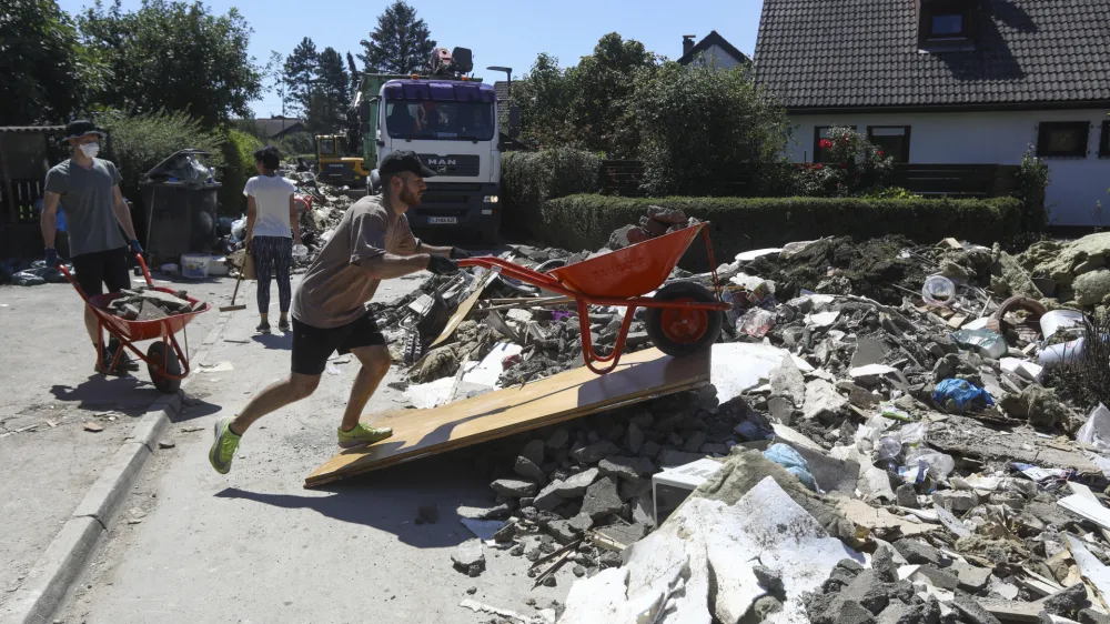 Ljubljana Sneberje- odpravljanje posledic poplav &ndash; sanacija &scaron;kode -- 14.08.2023 - Dan solidarnosti in dela prost dan - najhuj&scaron;a naravna ujma v zgodovini Slovenije - prizadeti dve tretjini države - ujma - poplave &ndash; zemeljski plazovi &ndash; neurja &ndash; prostovoljci - //FOTO: Luka Cjuha