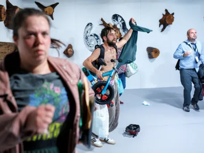 Krize<br><br>Režija: Žiga Divjak<br><br>Koprodukcija: Slovensko mladinsko gledali&scaron;če, Maska Ljubljana, Bitef (Beograd) in Zadruga Domino (Zagreb)<br><br>Fotografija: Matej Pov&scaron;e<br>