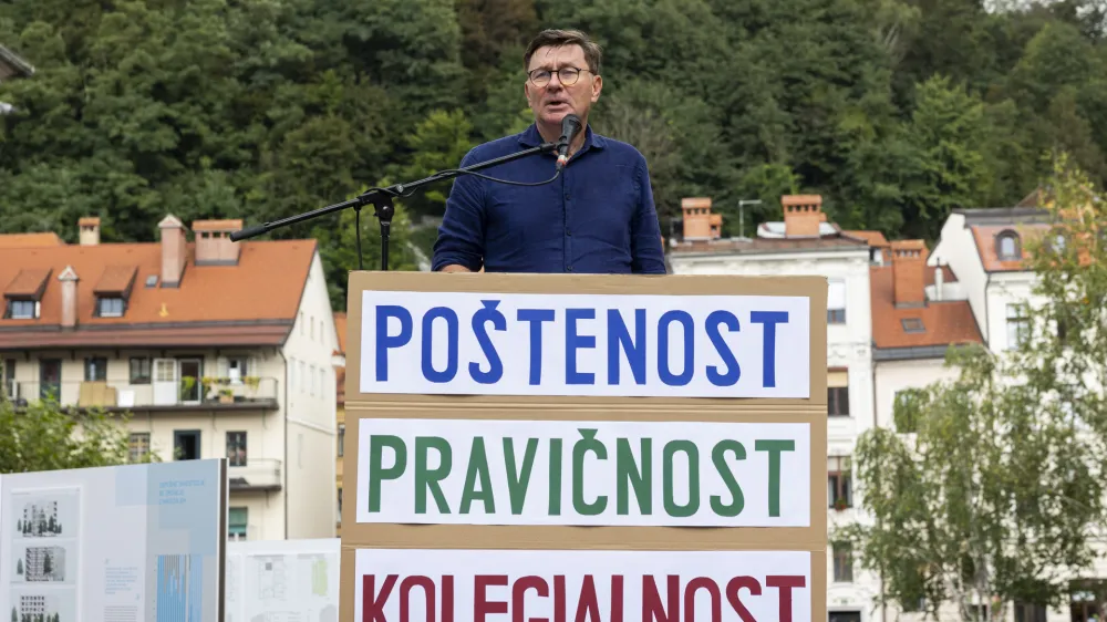 Ljubljana, Novi trg.<br>Shod za znanost v podporo strokovnim sodelavkam in sodelavcem, ki si kot nelocljivi del raziskovalnih skupin zasluzijo posteno placilo za svoje delo.<br>Direktor ZRC SAZU Oto Luthar.