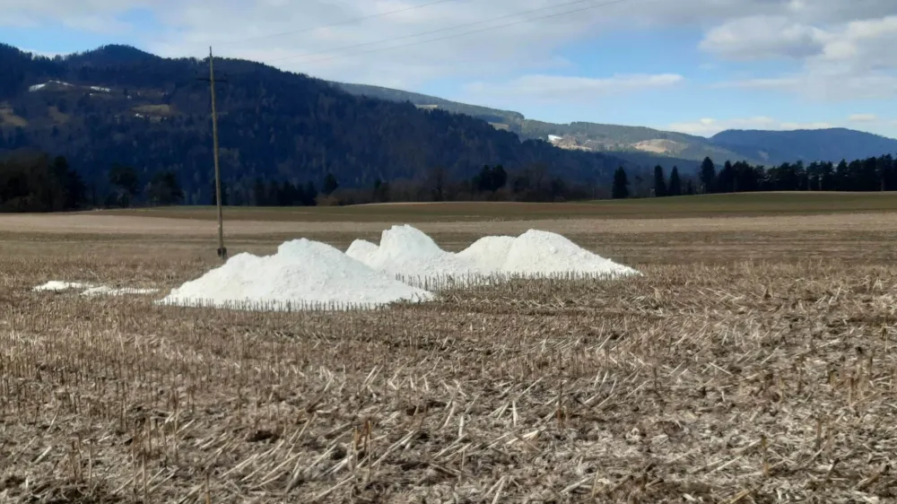 Celjski kriminalisti so ugotovili, da je okolju nevarna sadra nastala kot stranski produkt &raquo;zastarele ter uradno opu&scaron;čene oblike proizvodnje steklarskih izdelkov&laquo;.&nbsp;