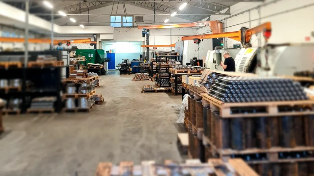 Podjetje se je usmerilo prvenstveno v proizvodnjo sornikov, ki se uporabljajo v premikajočem sklepu industrijskih strojev. F Kovan