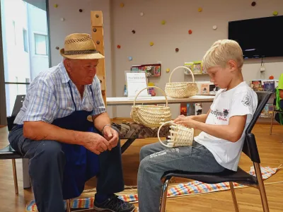 Jože &Scaron;tefe iz Srednje Bele pri Preddvoru je eden redkih mojstrov, ki &scaron;e obvladajo starodavno pletarsko obrt.