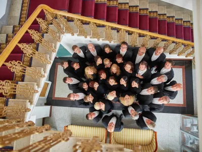 Koncertna sezona v Slovenski filharmoniji se bo pričela v okviru abonmaja SMS 1 z Zborom SF (na fotografiji), Orkestrom SF ter dirigentom Kakijem Solomni&scaron;vilijem.