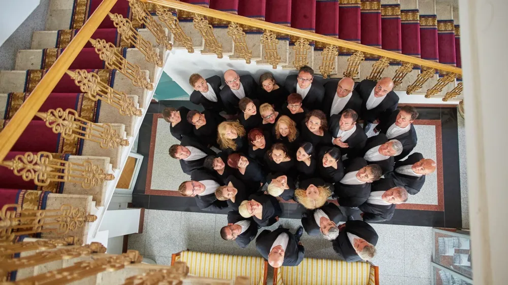 Koncertna sezona v Slovenski filharmoniji se bo pričela v okviru abonmaja SMS 1 z Zborom SF (na fotografiji), Orkestrom SF ter dirigentom Kakijem Solomni&scaron;vilijem.