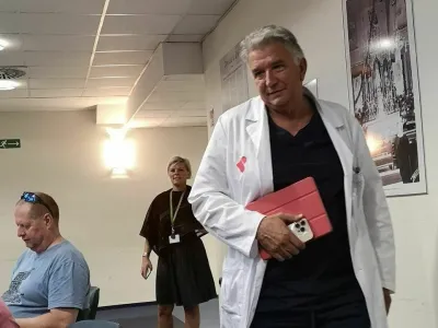 Dr. Tomaž Klokočovnik (na fotografiji) naj bi v celjski bolni&scaron;nici začel operirati v kratkem &ndash; takoj ko bo dovoljenje podjetju Kardio Klokočovnik za izvajanje bolni&scaron;nične dejavnosti podpisal premier Robert Golob, ki opravlja tudi funkcijo ministra za zdravje. A postopki na in&scaron;pektoratu za zdravje &scaron;e potekajo&nbsp;... F Mojca Marot Q<br><br>