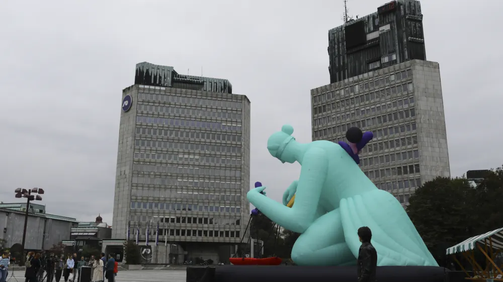 - 25.09.2023 &ndash; Trg republike - obisk ogromnega balona Lady Justice (gospa Pravica), ki ponazarja, kako velika mednarodna podjetja zaradi želje po ustvarjanju lastnega dobička lahko teptajo človekove pravice in uničujejo okolje - //FOTO: Luka Cjuha