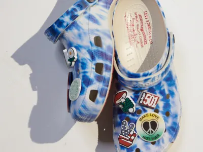Crocs in Levi's&reg; sta združila moči in ustvarila nov trendi Crocs v tie-dye potisku.