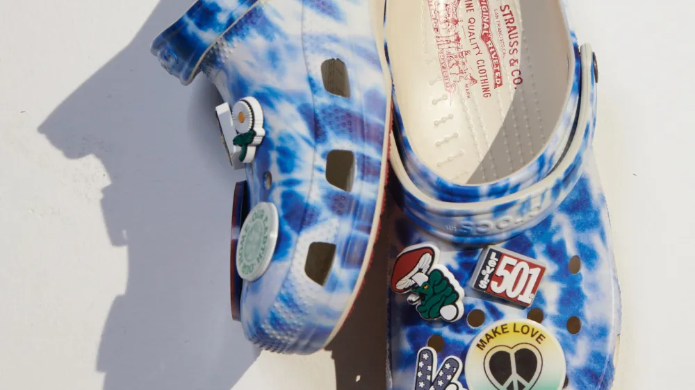 Crocs in Levi's&reg; sta združila moči in ustvarila nov trendi Crocs v tie-dye potisku.