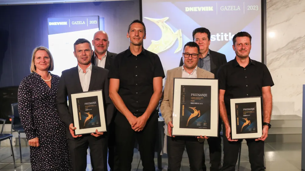 predsednica organizacijskega odbora projekta Gazela Petra Golmajer,direktor Gospodarske zbornice Dolenjske in Bele krajine Tomaž Kordi&scaron;direktor GZS Posavske gospodarske zbornice Darko Gori&scaron;ekdirektor podjetja RIKO EKOS Ale&scaron; Knavstehnični direktor podjetja KOVAN Daniel Nagličvodja prodaje podjetja KOVAN Janez Prelesnikdirektor podjetja AMBIT Bo&scaron;tjan Grobler,- 27.09.2023 - 23. Slovenska GAZELA 2023 &ndash; regijski izbor najbolj&scaron;ih najhitreje rastočih podjetij v organizaciji časnika Dnevnik &ndash; razglasitev dolenjsko-posavske gazele 2023 v Novem mestu //FOTO: Bojan Velikonja