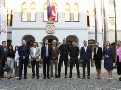 Sprejem pri županu Mestne občine Novo Mesto Gregorju Macedoniju.direktor Gospodarske zbornice Dolenjske in Bele krajine Tomaž Kordi&scaron;direktor podjetja RIKO EKOS Ale&scaron; Knavstehnični direktor podjetja KOVAN Daniel Nagličvodja prodaje podjetja KOVAN Janez Prelesnikdirektor podjetja AMBIT Bo&scaron;tjan Grobler,predsednica organizacijskega odbora projekta Gazela Petra Golmajer,župan Mestne občine Novo Mesto Gregor Macedoni,- 27.09.2023 - 23. Slovenska GAZELA 2023 &ndash; regijski izbor najbolj&scaron;ih najhitreje rastočih podjetij v organizaciji časnika Dnevnik &ndash; razglasitev dolenjsko-posavske gazele 2023 v Novem mestu //FOTO: Bojan Velikonja