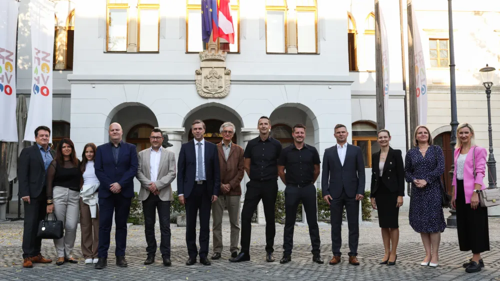 Sprejem pri županu Mestne občine Novo Mesto Gregorju Macedoniju.direktor Gospodarske zbornice Dolenjske in Bele krajine Tomaž Kordi&scaron;direktor podjetja RIKO EKOS Ale&scaron; Knavstehnični direktor podjetja KOVAN Daniel Nagličvodja prodaje podjetja KOVAN Janez Prelesnikdirektor podjetja AMBIT Bo&scaron;tjan Grobler,predsednica organizacijskega odbora projekta Gazela Petra Golmajer,župan Mestne občine Novo Mesto Gregor Macedoni,- 27.09.2023 - 23. Slovenska GAZELA 2023 &ndash; regijski izbor najbolj&scaron;ih najhitreje rastočih podjetij v organizaciji časnika Dnevnik &ndash; razglasitev dolenjsko-posavske gazele 2023 v Novem mestu //FOTO: Bojan Velikonja