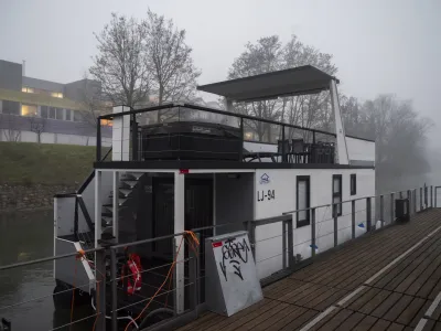 - 06.01.2023 &ndash; Rečno pristani&scaron;če &Scaron;pica &ndash; plavajoče hi&scaron;ke za turiste na Ljubljanici &ndash; turizem v Ljubljani <br><br><br>//FOTO: Nik Erik Neubauer