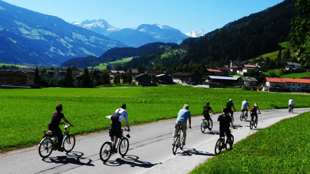 Električna kolesa (sploh) starej&scaron;im omogočajo večjo mobilnost, a so hkrati prav kolesarji, starej&scaron;i od 65 let, med najbolj ogroženimi.