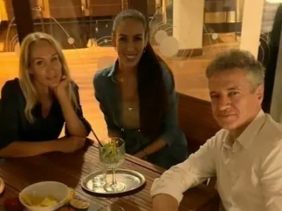 Predsednik vlade Robert Golob, njegova partnerica Tina Gaber in podpredsednica državnega zbora Meira Hot so takole proslavili sprejetje novele zakona o za&scaron;čiti živali, v katerega sporne re&scaron;itve se bodo najverjetneje poglobili tudi ustavni sodniki. 