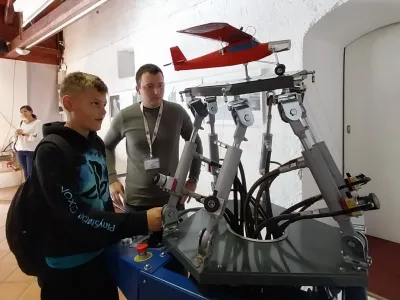 Učenec O&Scaron; Dob Domžale pri hidravliki, 