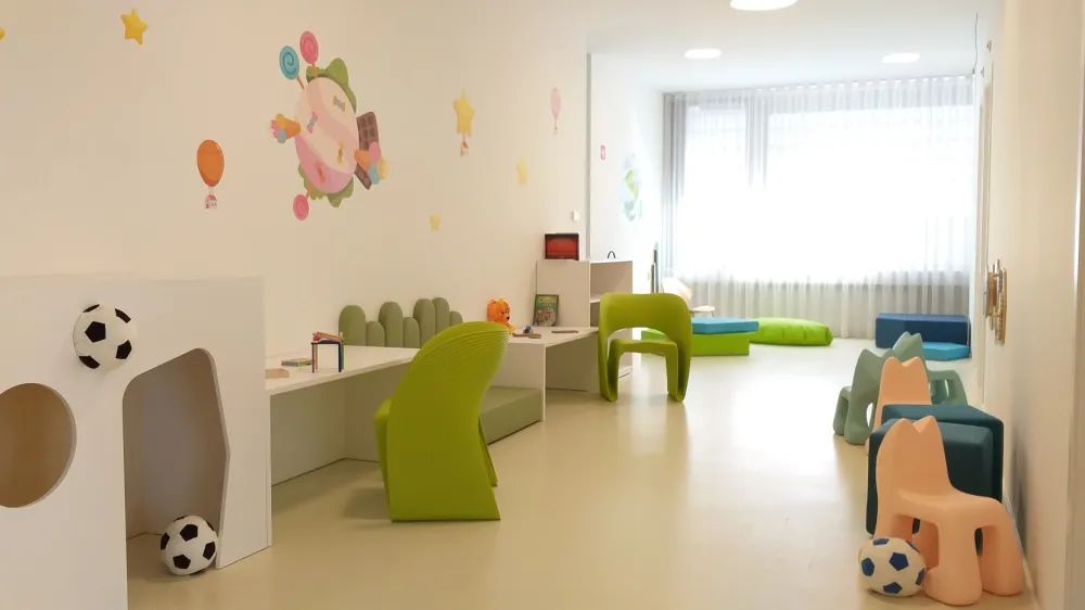 Zasli&scaron;anje v Hi&scaron;i za otroke (na fotografiji) skladno z zakonom o za&scaron;čiti otrok v kazenskem postopku in njihovi celostni obravnavi odredi pristojni sodnik.
&nbsp;