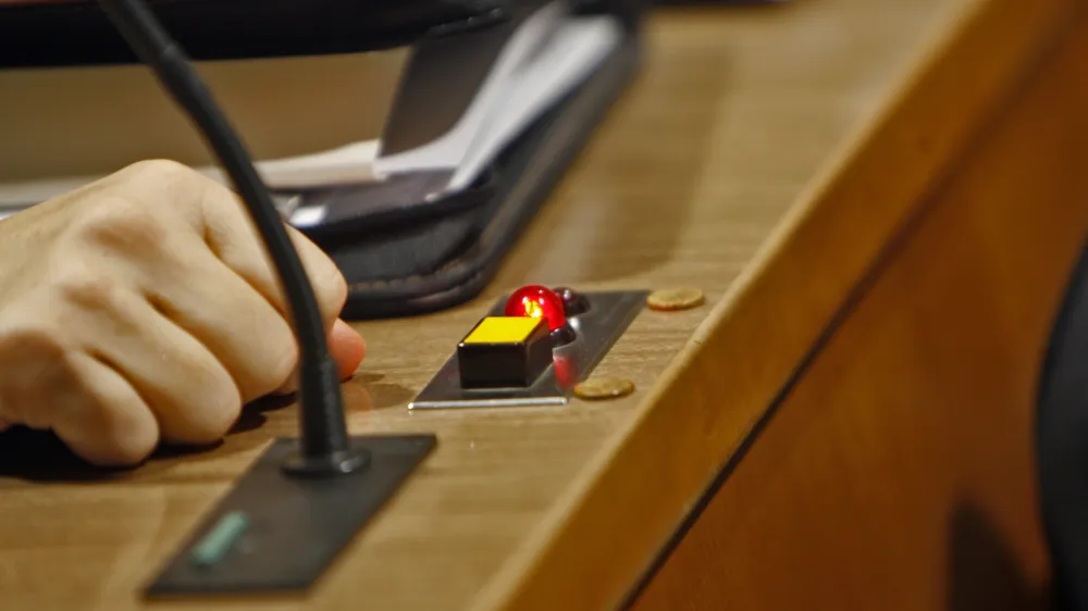 tipka glasovalne naprave  - 1. seja DS - Državni svet 2012, ustanovna - konstitutivna seja - izvolili novo vodstvo, predsednika in podpredsednika DS, //FOTO: Tomaž Skale