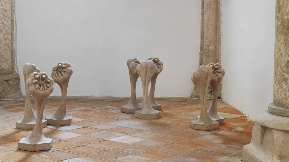 Damijan Kracina: Napačna ladja (2023); postavitev v Galeriji Božidarja Jakca Foto:&nbsp; arhiv GBJ