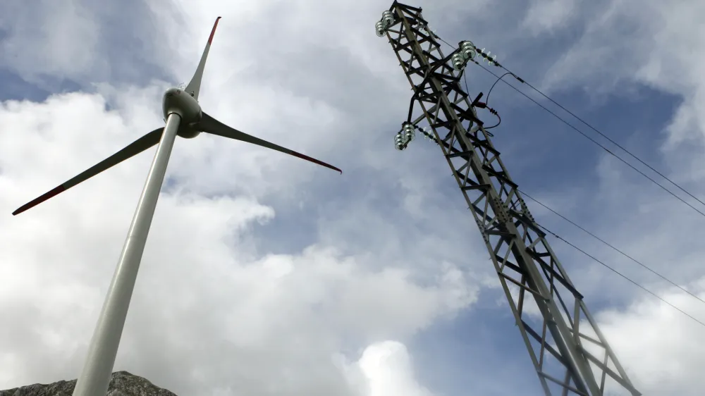 - druga elektrarna na veter v Sloveniji - električni daljnovod, električna energija - energetika - vetrnica - 22.04.2014 Razdrto - Vetrna elektrarna Nanos - stolp vetrnice je visok 53 metrov, elisa meri v premeru 44 metrov, moč naprave pa je 910 kilovatov - proizvedla bo predvidoma 1,6 gigavatne ure električne energije. //FOTO: Bojan Velikonja