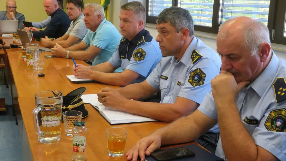 Tudi policija poziva krajane &Scaron;kocjana, naj varnostne dogodke prijavljajo. Na sliki drugi z desne direktor Policijske uprave Novo mesto Igor Jur&scaron;ič. F Dragana Stanković
