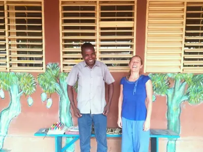 <br>Napis pri fotografiji: Barbara Vodopivec in Dounko Sanou, vodja organizacij FAVL, pred knjižnico v Burkina Fasu, ki so jo zgradili v okviru programa podpore otrokom in lokalnim skupnostim<br><br>Avtor fotografije: Adiarra Traore