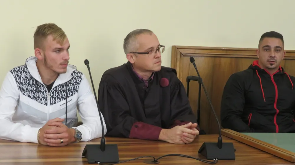 Sojenje Novak (levo) in Pilinger, v sredi odvetnik Igor Gro&scaron;elj. F Dragana Stanković