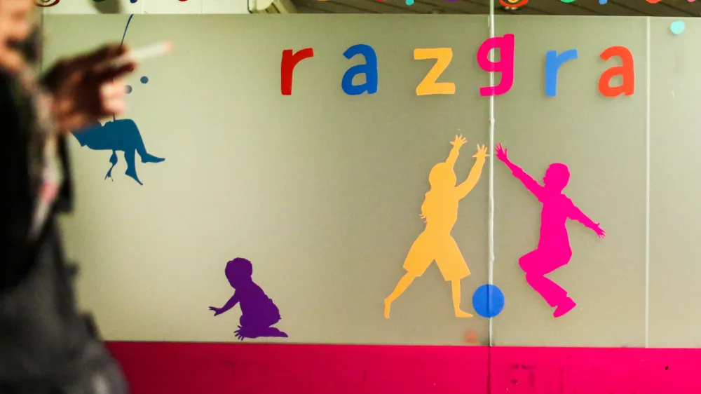 Grooming oziroma napeljevanje otrok k spolnosti prek spleta je ena izmed najpogostej&scaron;ih oblik spolne zlorabe otrok, ki lahko privede tudi do fizične spolne zlorabe.