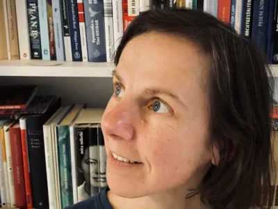 Katja &Scaron;aponjić, prevajalka stripov iz franco&scaron;čine, trenutno prevaja risoroman Polly, ki je krasna poetično obarvana zgodba o interspolni osebi.