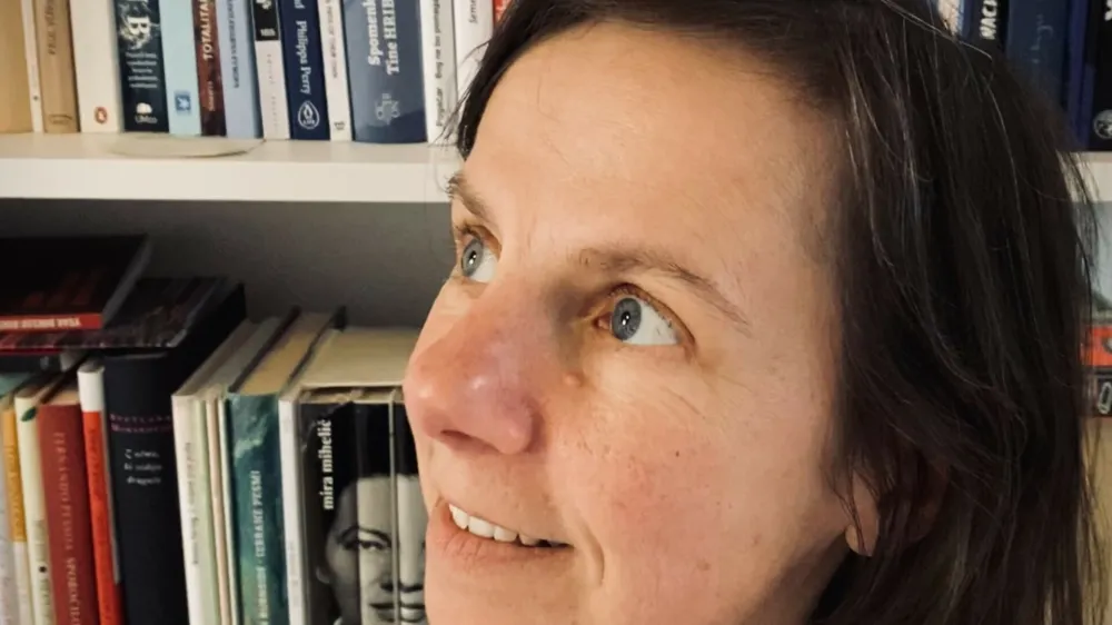 Katja &Scaron;aponjić, prevajalka stripov iz franco&scaron;čine, trenutno prevaja risoroman Polly, ki je krasna poetično obarvana zgodba o interspolni osebi.